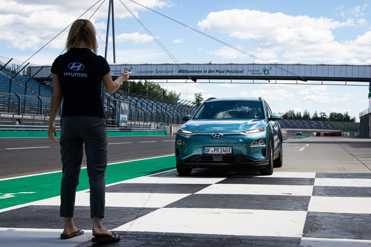 Wyzwanie było proste: każdy z samochodów na pojedynczym naładowaniu miał za zadanie przejechać dystans ponad 1000 km.
Fot. Hyundai Wyzwanie było proste: każdy z samochodów na pojedynczym naładowaniu miał za zadanie przejechać dystans ponad 1000 km.
Fot. Hyundai