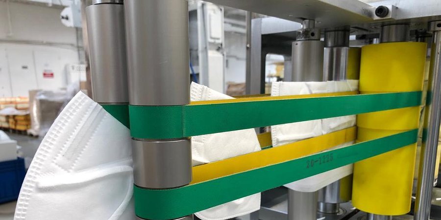 Zakład PZL Sędziszów, znany dotychczas z produkcji filtrów do samochodów oraz maszyn rolniczych, intensyfikuje swoje zaangażowanie w walce z SARS-CoV-2. Spółka poinformowała, że uruchomiła najnowocześniejszą linię do produkcji masek ochronnych klasy KN95, spełniającej standardy europejskiej klasy filtracji FFP. Maski już niedługo trafią do klientów indywidualnych.
Fot. PZL Sędziszów Zakład PZL Sędziszów, znany dotychczas z produkcji filtrów do samochodów oraz maszyn rolniczych, intensyfikuje swoje zaangażowanie w walce z SARS-CoV-2. Spółka poinformowała, że uruchomiła najnowocześniejszą linię do produkcji masek ochronnych klasy KN95, spełniającej standardy europejskiej klasy filtracji FFP. Maski już niedługo trafią do klientów indywidualnych.
Fot. PZL Sędziszów
