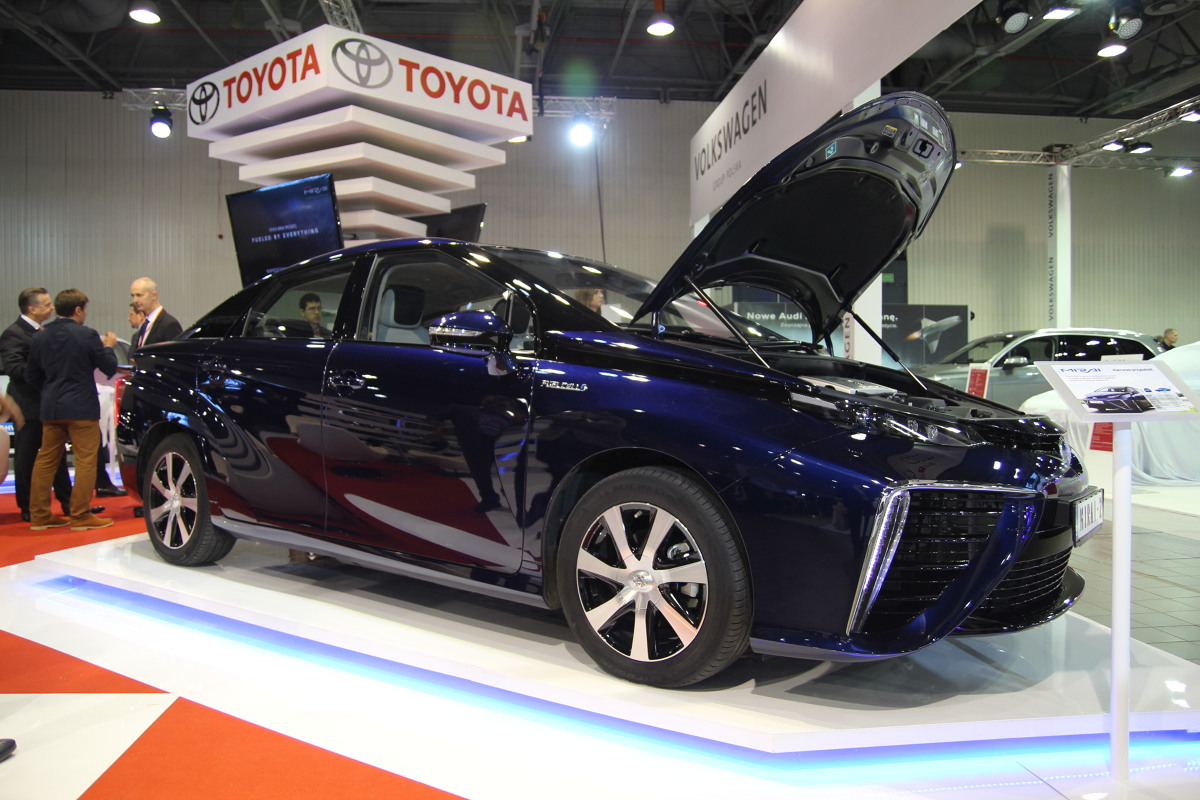 Toyota Mirai
Mirai wykorzystuje do napędu wodór, którego utlenianie w ogniwach paliwowych daje energię elektryczną i wodę. Auto w europejskiej specyfikacji do 100 km/h przyspiesza w 9,6 s, a maksymalnie może rozpędzić się do 178 km/h. Istotne jest, że na jednym ładowaniu możemy pokonać dystans do 483 km.
Fot. Motofakty.pl Toyota Mirai
Mirai wykorzystuje do napędu wodór, którego utlenianie w ogniwach paliwowych daje energię elektryczną i wodę. Auto w europejskiej specyfikacji do 100 km/h przyspiesza w 9,6 s, a maksymalnie może rozpędzić się do 178 km/h. Istotne jest, że na jednym ładowaniu możemy pokonać dystans do 483 km.
Fot. Motofakty.pl