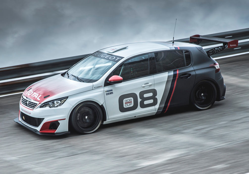 Peugeot 308 Racing Cup / Fot. Peugeot
Wyczynowa odmiana Peugeota 308 wywodzi się z wersji GTi. Inżynierowie Peugeot Sport wzięli pod lupę m.in. jednostkę napędową. Ze skromnej pojemności (1,6 l) udało się wycisnąć aż 308 KM. Na wynik pracuje m.in. turbosprężarka z Peugeota 208 T16, rekordzisty wyścigu Pikes Peak. Konstruktorzy podkreślają, że w silniku wciąż drzemią rezerwy niewykorzystanej mocy. Peugeot 308 Racing Cup / Fot. Peugeot
Wyczynowa odmiana Peugeota 308 wywodzi się z wersji GTi. Inżynierowie Peugeot Sport wzięli pod lupę m.in. jednostkę napędową. Ze skromnej pojemności (1,6 l) udało się wycisnąć aż 308 KM. Na wynik pracuje m.in. turbosprężarka z Peugeota 208 T16, rekordzisty wyścigu Pikes Peak. Konstruktorzy podkreślają, że w silniku wciąż drzemią rezerwy niewykorzystanej mocy.