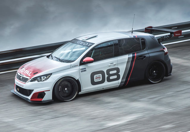 Peugeot 308 Racing Cup / Fot. Peugeot
Wyczynowa odmiana Peugeota 308 wywodzi się z wersji GTi. Inżynierowie Peugeot Sport wzięli pod lupę m.in. jednostkę napędową. Ze skromnej pojemności (1,6 l) udało się wycisnąć aż 308 KM. Na wynik pracuje m.in. turbosprężarka z Peugeota 208 T16, rekordzisty wyścigu Pikes Peak. Konstruktorzy podkreślają, że w silniku wciąż drzemią rezerwy niewykorzystanej mocy. Peugeot 308 Racing Cup / Fot. Peugeot
Wyczynowa odmiana Peugeota 308 wywodzi się z wersji GTi. Inżynierowie Peugeot Sport wzięli pod lupę m.in. jednostkę napędową. Ze skromnej pojemności (1,6 l) udało się wycisnąć aż 308 KM. Na wynik pracuje m.in. turbosprężarka z Peugeota 208 T16, rekordzisty wyścigu Pikes Peak. Konstruktorzy podkreślają, że w silniku wciąż drzemią rezerwy niewykorzystanej mocy.