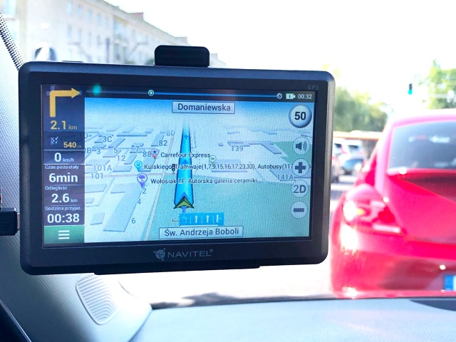 Wydawać by się mogło, że zainteresowanie dodatkowymi, samochodowymi nawigacjami GPS powinno spadać. W końcu większość współczesnych smartfonów może z powodzeniem je zastąpić, a i coraz częściej samochody już fabrycznie wyposażone są w nawigację. Nic jednak bardziej mylnego. My postanowiliśmy sprawdzić jak zachowuje się jeden z budżetowych modeli.
Fot. Grzegorz Maciejewski Wydawać by się mogło, że zainteresowanie dodatkowymi, samochodowymi nawigacjami GPS powinno spadać. W końcu większość współczesnych smartfonów może z powodzeniem je zastąpić, a i coraz częściej samochody już fabrycznie wyposażone są w nawigację. Nic jednak bardziej mylnego. My postanowiliśmy sprawdzić jak zachowuje się jeden z budżetowych modeli.
Fot. Grzegorz Maciejewski