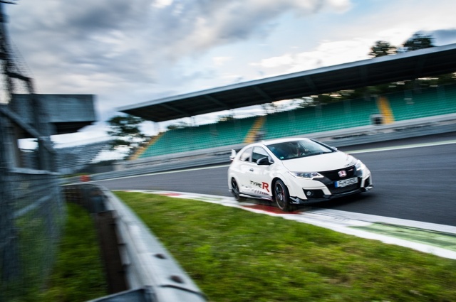 Honda Civic Type R
Honda Civic Type R przemierzyła Europę w celu ustanowienia nowych, najlepszych czasów przejazdu zanotowanych przez przednionapędowe samochody seryjne na pięciu legendarnych torach wyścigowych.
Fot. Honda Honda Civic Type R
Honda Civic Type R przemierzyła Europę w celu ustanowienia nowych, najlepszych czasów przejazdu zanotowanych przez przednionapędowe samochody seryjne na pięciu legendarnych torach wyścigowych.
Fot. Honda