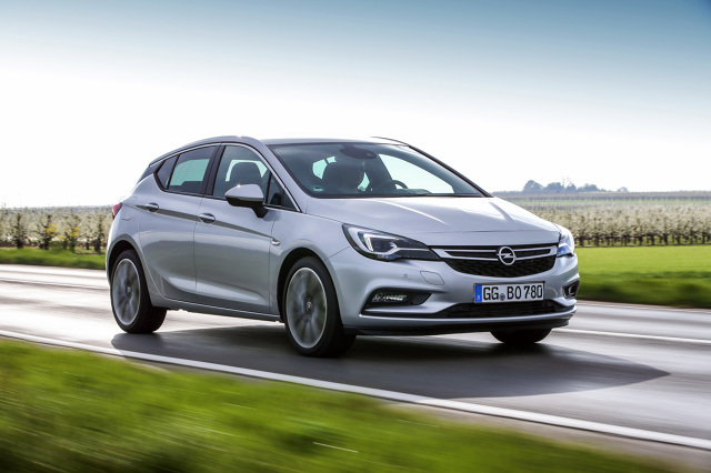 Opel Astra V
Pięciodrzwiowa Astra 1.6 BiTurbo CDTI przyspiesza od 0 do 100 km/h w 8,6 sekundy, zwiększenie prędkości z 80 do 120 km/h zajmuje 7,5 sekundy, a prędkość maksymalna samochodu wynosi 220 km/h.
Fot. Opel Opel Astra V
Pięciodrzwiowa Astra 1.6 BiTurbo CDTI przyspiesza od 0 do 100 km/h w 8,6 sekundy, zwiększenie prędkości z 80 do 120 km/h zajmuje 7,5 sekundy, a prędkość maksymalna samochodu wynosi 220 km/h.
Fot. Opel