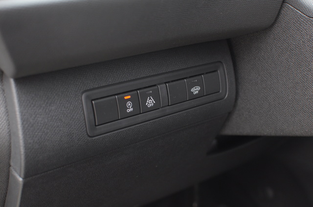 Peugeot 308 to stary znajomy. Obecne na rynku od 2014 r. auto zdążyło się wtopić w krajobraz polskich dróg. Ten francuski kompakt chce przyciągnąć klientów finezją i polotem, których próżno szukać wśród konkurencji pochodzenia niemieckiego. Allure to wersja zorientowana na komfort. Przez kilka jesiennych dni mieliśmy okazję jeździć „trzystaósemką” z najmocniejszym wariantem trzycylindrowego silnika benzynowego o pojemności skokowej 1.2 l. Ośmiobiegowy automat ma dopełniać komfortu wersji Allure i pozwolić na prawdziwy relaks za kierownicą. Na ile taka konfiguracja rzeczywiście na to pozwala?
Fot. Jakub Mielniczak Peugeot 308 to stary znajomy. Obecne na rynku od 2014 r. auto zdążyło się wtopić w krajobraz polskich dróg. Ten francuski kompakt chce przyciągnąć klientów finezją i polotem, których próżno szukać wśród konkurencji pochodzenia niemieckiego. Allure to wersja zorientowana na komfort. Przez kilka jesiennych dni mieliśmy okazję jeździć „trzystaósemką” z najmocniejszym wariantem trzycylindrowego silnika benzynowego o pojemności skokowej 1.2 l. Ośmiobiegowy automat ma dopełniać komfortu wersji Allure i pozwolić na prawdziwy relaks za kierownicą. Na ile taka konfiguracja rzeczywiście na to pozwala?
Fot. Jakub Mielniczak