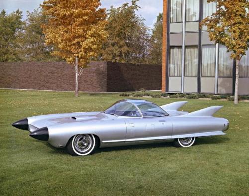 Fot. General Motors: Cadillac Cyclone z 1959 roku miał odsuwane za naciśnięciem guzika drzwi, chowany, przezroczysty dach i radar ostrzegający o przeszkodach. Kształt nadwozia wyraźnie nawiązywał do smukłych rakiet kosmicznych. Fot. General Motors: Cadillac Cyclone z 1959 roku miał odsuwane za naciśnięciem guzika drzwi, chowany, przezroczysty dach i radar ostrzegający o przeszkodach. Kształt nadwozia wyraźnie nawiązywał do smukłych rakiet kosmicznych.