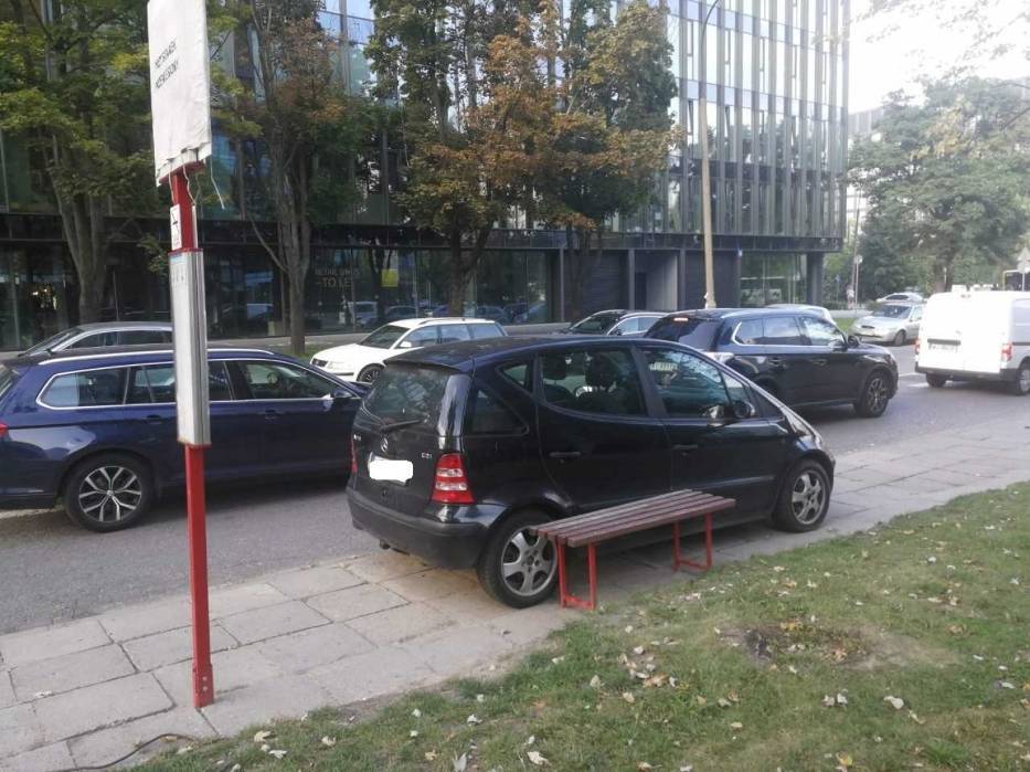- Pośpiech nigdy nie jest wskazany, zwłaszcza jeśli próbujemy bezpiecznie zaparkować. Dlatego jeśli wiemy, że znalezienie odpowiedniego miejsca parkingowego w okolicy, do której zmierzamy, będzie problematyczne, wyjedźmy wcześniej i przeznaczmy na manewr parkowania odpowiednio więcej czasu - mówi Zbigniew Weseli, dyrektor Szkoły Bezpiecznej Jazdy Renault.
Fot. Czytalnik - Pośpiech nigdy nie jest wskazany, zwłaszcza jeśli próbujemy bezpiecznie zaparkować. Dlatego jeśli wiemy, że znalezienie odpowiedniego miejsca parkingowego w okolicy, do której zmierzamy, będzie problematyczne, wyjedźmy wcześniej i przeznaczmy na manewr parkowania odpowiednio więcej czasu - mówi Zbigniew Weseli, dyrektor Szkoły Bezpiecznej Jazdy Renault.
Fot. Czytalnik