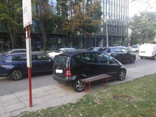 - Pośpiech nigdy nie jest wskazany, zwłaszcza jeśli próbujemy bezpiecznie zaparkować. Dlatego jeśli wiemy, że znalezienie odpowiedniego miejsca parkingowego w okolicy, do której zmierzamy, będzie problematyczne, wyjedźmy wcześniej i przeznaczmy na manewr parkowania odpowiednio więcej czasu - mówi Zbigniew Weseli, dyrektor Szkoły Bezpiecznej Jazdy Renault.
Fot. Czytalnik - Pośpiech nigdy nie jest wskazany, zwłaszcza jeśli próbujemy bezpiecznie zaparkować. Dlatego jeśli wiemy, że znalezienie odpowiedniego miejsca parkingowego w okolicy, do której zmierzamy, będzie problematyczne, wyjedźmy wcześniej i przeznaczmy na manewr parkowania odpowiednio więcej czasu - mówi Zbigniew Weseli, dyrektor Szkoły Bezpiecznej Jazdy Renault.
Fot. Czytalnik