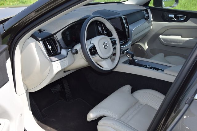 Volvo XC60
W naszym teście Volvo XC60 II generacji w wersji Inscription z silnikiem D4 2.0 o mocy 190 KM z 8-biegową, automatyczną skrzynią biegów Geartronic i napędem 4x4. Mierzy prawie 4,7 m długości, do 100 km/h rozpędza się w 8,4 sekundy i osiąga prędkość maksymalną 205 km/h. W prezentowanej wersji kosztuje 217 400 zł.
Fot. Marcin Rejmer Volvo XC60
W naszym teście Volvo XC60 II generacji w wersji Inscription z silnikiem D4 2.0 o mocy 190 KM z 8-biegową, automatyczną skrzynią biegów Geartronic i napędem 4x4. Mierzy prawie 4,7 m długości, do 100 km/h rozpędza się w 8,4 sekundy i osiąga prędkość maksymalną 205 km/h. W prezentowanej wersji kosztuje 217 400 zł.
Fot. Marcin Rejmer