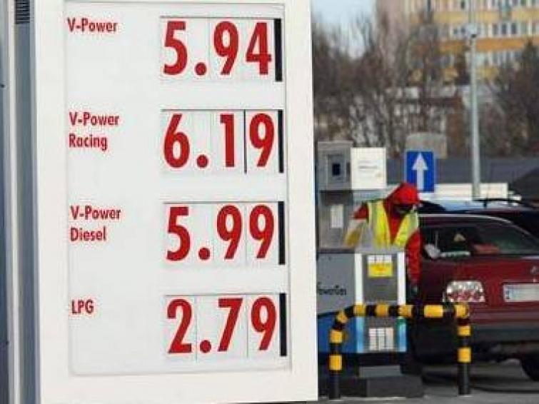 Wyjeżdżasz na święta? Sprawdź, gdzie zatankować najtaniej Wyjeżdżasz na święta? Sprawdź, gdzie zatankować najtaniej