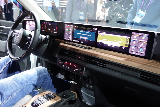 Honda E
Honda e jest wyposażona w silnik elektryczny, dostępny w dwóch wariantach mocy maksymalnej: 100 kW (136 KM)* lub 113 kW (154 KM)*, generujący moment obrotowy 315 Nm*. Akumulator o pojemności 35,5 kWh jest jednym z najmniejszych w swojej klasie, ale po pełnym ładowaniu zapewnia zasięg do 220 km*. Istnieje też możliwość szybkiego ładowania baterii do 80% pojemności w 30 minut*. Napęd trafia na tylne koła, a prędkość 100 km/h osiągamy po około 8 sekundach*.
*Wewnętrzne dane firmy Honda
Fot. Ryszard M. Perczak Honda E
Honda e jest wyposażona w silnik elektryczny, dostępny w dwóch wariantach mocy maksymalnej: 100 kW (136 KM)* lub 113 kW (154 KM)*, generujący moment obrotowy 315 Nm*. Akumulator o pojemności 35,5 kWh jest jednym z najmniejszych w swojej klasie, ale po pełnym ładowaniu zapewnia zasięg do 220 km*. Istnieje też możliwość szybkiego ładowania baterii do 80% pojemności w 30 minut*. Napęd trafia na tylne koła, a prędkość 100 km/h osiągamy po około 8 sekundach*.
*Wewnętrzne dane firmy Honda
Fot. Ryszard M. Perczak