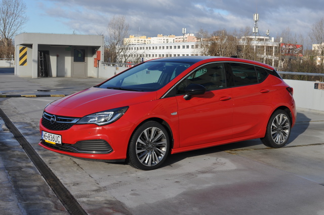 Astra K, która obecnie znajduje się w sprzedaży to piąta generacja tego niemieckiego kompakta. Na przestrzeni lat to wyjątkowo popularne na europejskich drogach auto ewoluowało, by osiągnąć poziom jednego z liderów segmentu. Obecna generacja zadebiutowała w 2015 roku i w 2018 roku zajęła trzecie miejsce w statystykach sprzedaży aut na polskim rynku. W naszym teście topowa wersja benzynowa z turbodoładowanym silnikiem 1,6 generującym 200 KM, połączonym z manualną skrzynią biegów i wersją wyposażenia Elite.
Fot. Jakub Mielniczak Astra K, która obecnie znajduje się w sprzedaży to piąta generacja tego niemieckiego kompakta. Na przestrzeni lat to wyjątkowo popularne na europejskich drogach auto ewoluowało, by osiągnąć poziom jednego z liderów segmentu. Obecna generacja zadebiutowała w 2015 roku i w 2018 roku zajęła trzecie miejsce w statystykach sprzedaży aut na polskim rynku. W naszym teście topowa wersja benzynowa z turbodoładowanym silnikiem 1,6 generującym 200 KM, połączonym z manualną skrzynią biegów i wersją wyposażenia Elite.
Fot. Jakub Mielniczak