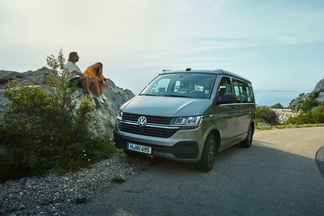 Volkswagen California
Podczas targów Caravan Salon w Dusseldorfie, które trwać będą do 8 września, Volkswagen Samochody Użytkowe przedstawia kolejną niespodziankę – światową premierę nowej Californii 6.1, której bazowa wersja Beach po raz pierwszy jest wyposażona w kuchnię.
Fot. Volkswagen Volkswagen California
Podczas targów Caravan Salon w Dusseldorfie, które trwać będą do 8 września, Volkswagen Samochody Użytkowe przedstawia kolejną niespodziankę – światową premierę nowej Californii 6.1, której bazowa wersja Beach po raz pierwszy jest wyposażona w kuchnię.
Fot. Volkswagen