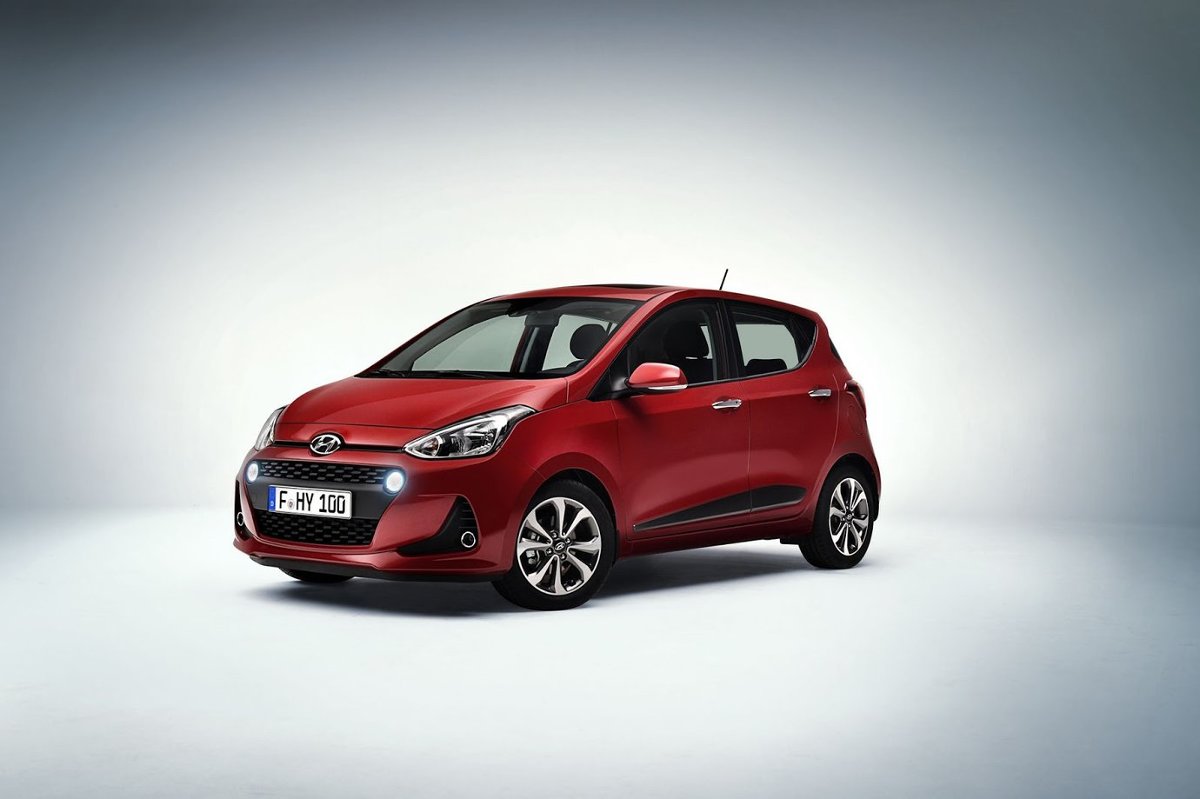 Hyundai i10
Najwięcej zmian z zewnątrz możemy zauważyć w przedniej części samochodu. Dodano światła powyżej listw, a krawędzie grilla wygięto. Dodatkowo zmodyfikowano również boczną listwę ochronną. Tylny pas posiada teraz diody w światłach głównych.
Fot. Hyundai Hyundai i10
Najwięcej zmian z zewnątrz możemy zauważyć w przedniej części samochodu. Dodano światła powyżej listw, a krawędzie grilla wygięto. Dodatkowo zmodyfikowano również boczną listwę ochronną. Tylny pas posiada teraz diody w światłach głównych.
Fot. Hyundai
