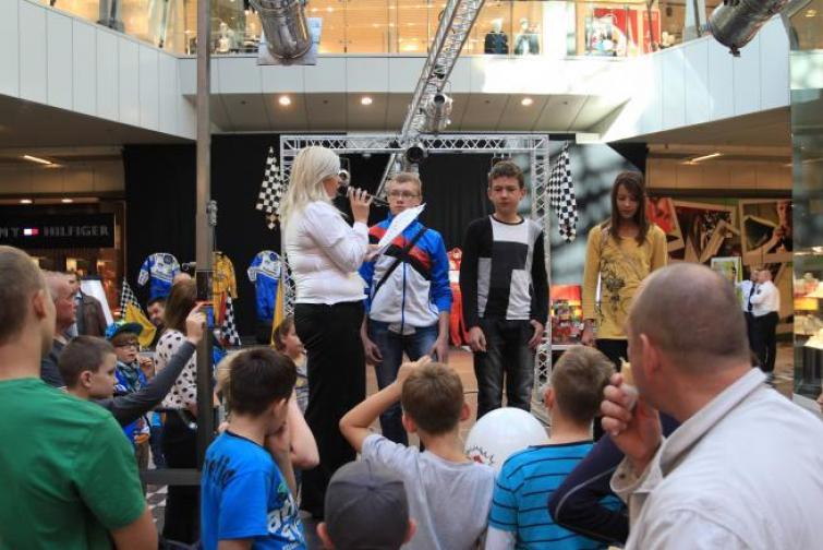 W Galerii Korona w Kielcach trwa obecnie wystawa bolidów F1. Są też konkursy dla odwiedzających W Galerii Korona w Kielcach trwa obecnie wystawa bolidów F1. Są też konkursy dla odwiedzających