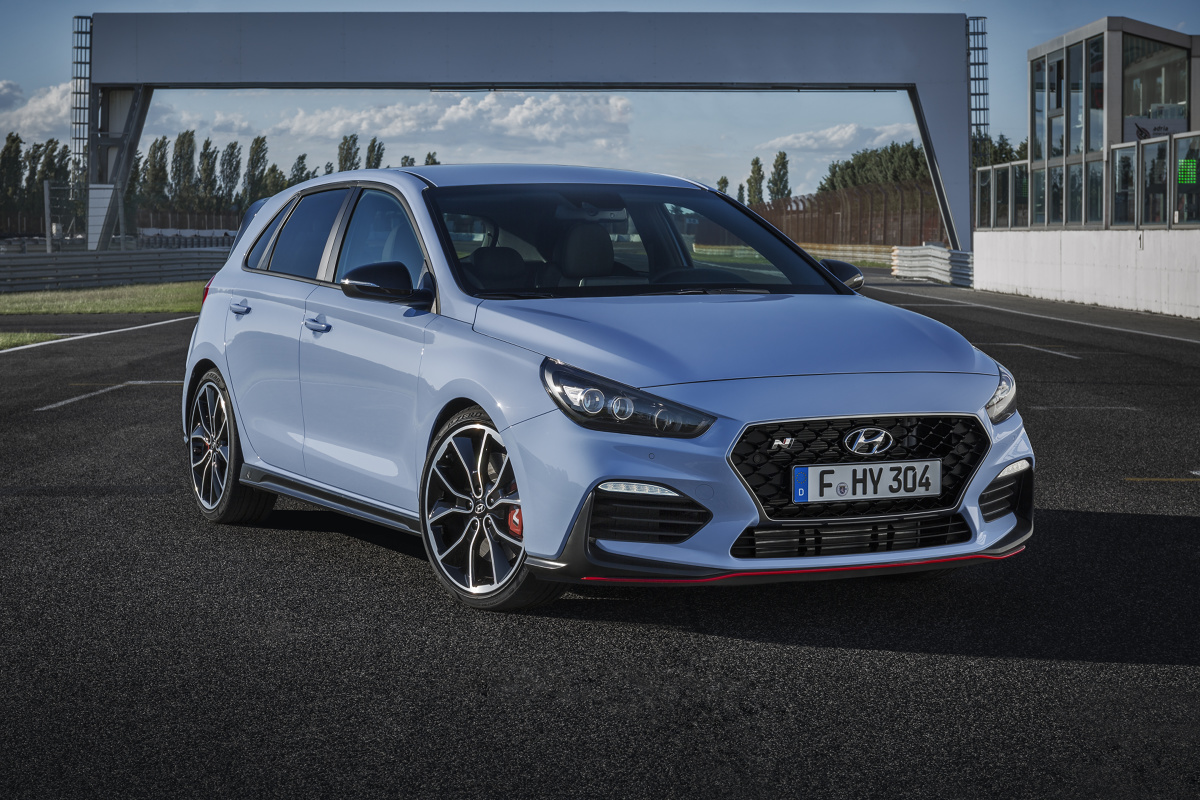 Hyundai i30N. Prosto z Zielonego Piekła
To już nie jest jedynie mocny hatchback o nieco poprawionych osiągach, ale hot-hatch z prawdziwego zdarzenia. Opis techniczny, jak i same osiągi w pełni to potwierdzają. Tym samym Hyundai dołącza do grona producentów niedużych sportowych aut dla kierowców uzależnionych od adrenaliny.
fot. Hyundai Hyundai i30N. Prosto z Zielonego Piekła
To już nie jest jedynie mocny hatchback o nieco poprawionych osiągach, ale hot-hatch z prawdziwego zdarzenia. Opis techniczny, jak i same osiągi w pełni to potwierdzają. Tym samym Hyundai dołącza do grona producentów niedużych sportowych aut dla kierowców uzależnionych od adrenaliny.
fot. Hyundai
