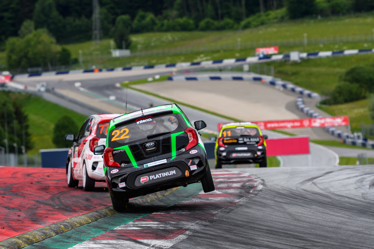 Już w najbliższy weekend na torze Hungaroring rusza kolejny sezon Kia Platinum Cup – najważniejszej i najpopularniejszej polskiej serii wyścigowej. Po rocznej przerwie rywalizacja wyczynowych Picanto ponownie zakończy się na słynnym Autodromo di Monza.
fot. Kia Już w najbliższy weekend na torze Hungaroring rusza kolejny sezon Kia Platinum Cup – najważniejszej i najpopularniejszej polskiej serii wyścigowej. Po rocznej przerwie rywalizacja wyczynowych Picanto ponownie zakończy się na słynnym Autodromo di Monza.
fot. Kia