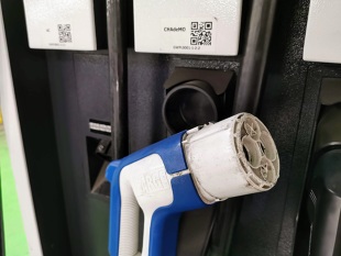 W pierwszej części raportu Motofaktów, poznaliśmy zawiłości ładowania samochodu elektrycznego w budynku wielorodzinnym, wspólnotowej hali garażowej i domu jednorodzinnym. Dziś zapraszamy na część drugą, w której zapoznamy się z niespodziankami, czyhającymi na właścicieli rozładowanych samochodów elektrycznych w miejskiej dżungli.
Fot. Jacek Wasilewski
