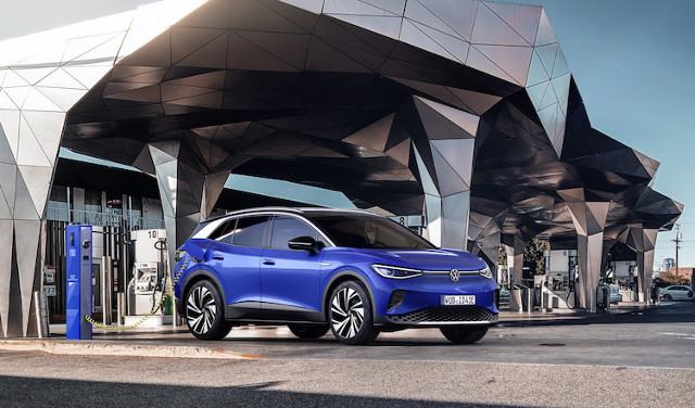 Volkswagen ID.4
ID.4 to drugi z rodziny modeli ID., bezemisyjny model Volkswagena, który potwierdza rozpoczęcie nowego rozdziału w historii elektrycznej motoryzacji, ale i także w historii marki z Wolfsburga. Tak samo, jak jego mniejszy brat ID.3, model ID.4 zbudowany jest na modułowej platformie podłogowej MEB przeznaczonej do budowy samochodów elektrycznych. ID.4 debiutuje właśnie w polskiej ofercie marki w wersji 1ST.
Fot. Volkswagen Volkswagen ID.4
ID.4 to drugi z rodziny modeli ID., bezemisyjny model Volkswagena, który potwierdza rozpoczęcie nowego rozdziału w historii elektrycznej motoryzacji, ale i także w historii marki z Wolfsburga. Tak samo, jak jego mniejszy brat ID.3, model ID.4 zbudowany jest na modułowej platformie podłogowej MEB przeznaczonej do budowy samochodów elektrycznych. ID.4 debiutuje właśnie w polskiej ofercie marki w wersji 1ST.
Fot. Volkswagen