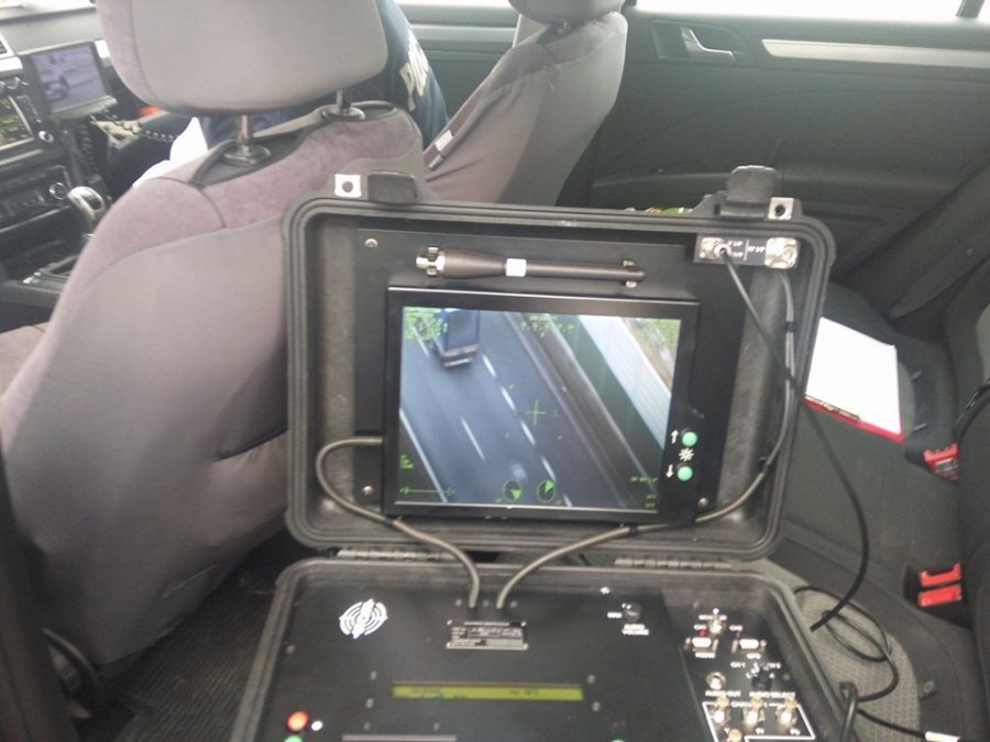 Fotoradary, drony, czy aparaty z teleobiektywem. Policja ma wiele narzędzi do rejestrowania wykroczeń na drogach i stale sięga po kolejne.
Fot. Policja.pl Fotoradary, drony, czy aparaty z teleobiektywem. Policja ma wiele narzędzi do rejestrowania wykroczeń na drogach i stale sięga po kolejne.
Fot. Policja.pl