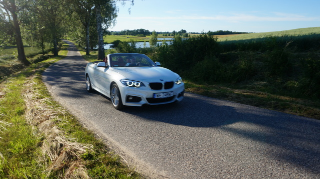 A gdyby tak otworzyć dach i przez chwilę zapomnieć o wszystkim? BMW serii 2 Cabrio daje taką możliwość.
Fot. Konrad Grobel A gdyby tak otworzyć dach i przez chwilę zapomnieć o wszystkim? BMW serii 2 Cabrio daje taką możliwość.
Fot. Konrad Grobel