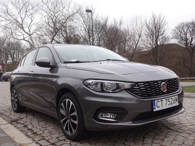 Nowy Fiat Tipo
Tipo jest przede wszystkim atrakcyjny z wyglądu. Samochód od początku projektowano jako sedana, co pozwoliło uniknąć stylistycznych kompromisów, zazwyczaj niemiłych dla oka. Tipo, wyróżniającego się zarówno kształtem nadwozia jak i konkretnymi elementami, nie można pomylić z żadnym innym samochodem. W dzisiejszych realiach motoryzacyjnych to spora zaleta.
Fot. Motofakty.pl Nowy Fiat Tipo
Tipo jest przede wszystkim atrakcyjny z wyglądu. Samochód od początku projektowano jako sedana, co pozwoliło uniknąć stylistycznych kompromisów, zazwyczaj niemiłych dla oka. Tipo, wyróżniającego się zarówno kształtem nadwozia jak i konkretnymi elementami, nie można pomylić z żadnym innym samochodem. W dzisiejszych realiach motoryzacyjnych to spora zaleta.
Fot. Motofakty.pl