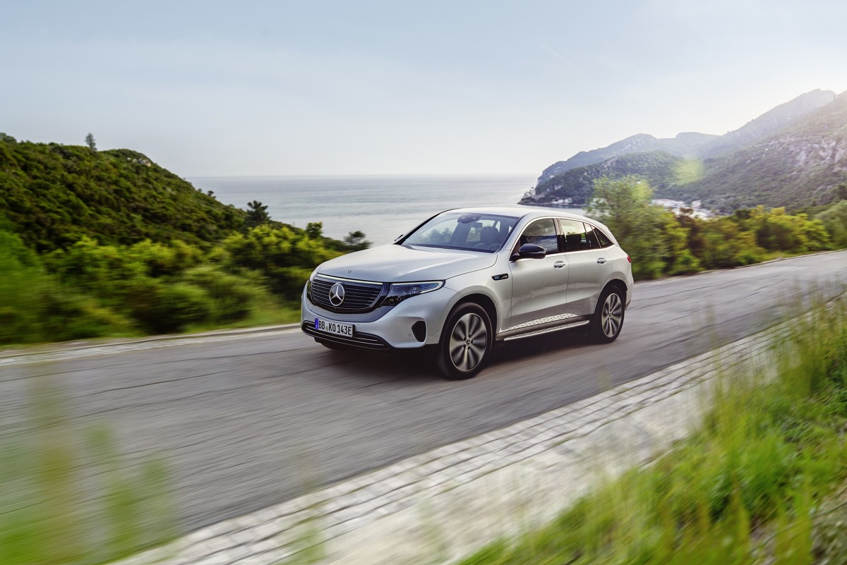 Mercedes EQC
Całkowita moc napędu wynosi 408 KM. Silnik elektryczny przy każdej z osi przekształca energię elektryczną w energię mechaniczną, oferując moment obrotowy o wartości 760 Nm.
Fot. Mercedes Mercedes EQC
Całkowita moc napędu wynosi 408 KM. Silnik elektryczny przy każdej z osi przekształca energię elektryczną w energię mechaniczną, oferując moment obrotowy o wartości 760 Nm.
Fot. Mercedes