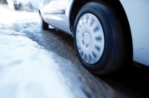 Fot. Kleber: Gdy temperatura powietrza osiągnie 7 stopni C należy zmienić opony letnie na zimowe. Fot. Kleber: Gdy temperatura powietrza osiągnie 7 stopni C należy zmienić opony letnie na zimowe.